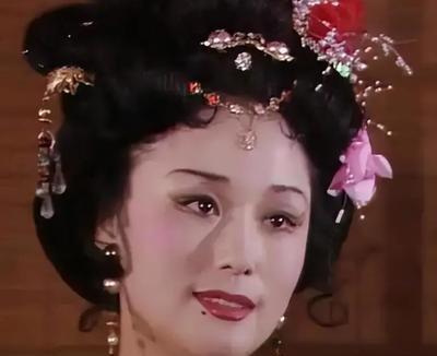 1979年，饰演潘金莲的演员廖学秋去外面拍戏，和老公分别了六个月，她归心似箭，往
