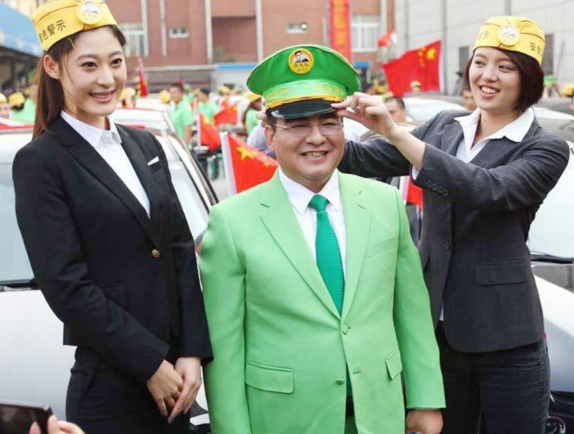 陈光标这身打扮够绿色环保，身旁的小姐姐长得人畜无害，她们笑得好灿烂。