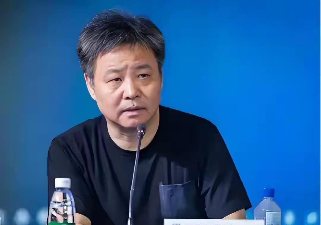 余华说，我喜欢北京。有一年我决定将来要定居杭州了，我把我的书全部运回杭州。最后还