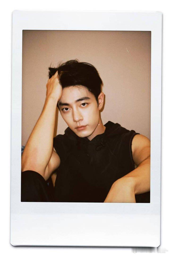 卧槽！肖战这张拍立得藏到了现在才发出来啊啊啊啊啊！！！简直帅炸了肖战拍立得照