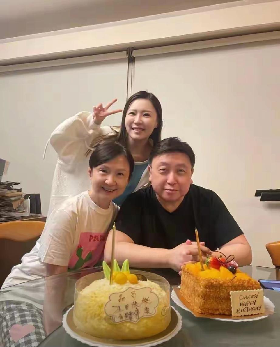 王晶71岁生日照曝光！70岁妻子罕露面，结婚48年忍无数绯闻71岁