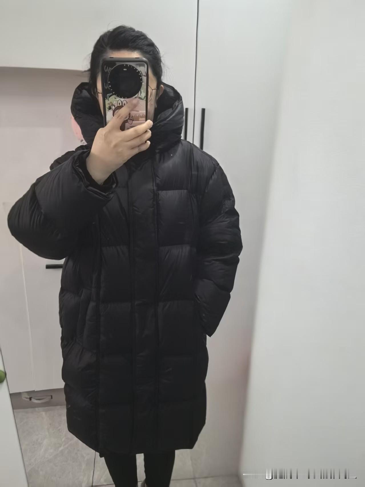 我很纠结，昨天逛商场时，一件羽绒服直接戳中了我的心巴。它标价1699元，赶上商场