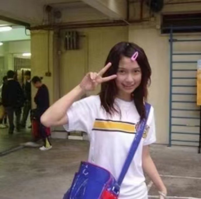 万万想不到，Angelababy13岁时竟然长这样。。。​​​