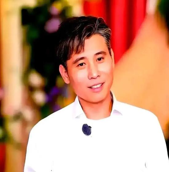 51岁，5个孩子，一对双胞胎，还有一个是妻子带来的。李乃文的担子，比我们想的重太