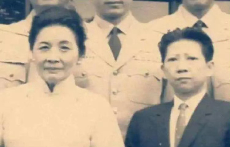 宋美龄最爱的外甥女孔二小姐（孔令伟）是把蒋介石折腾死的关键角色。1974年底，蒋