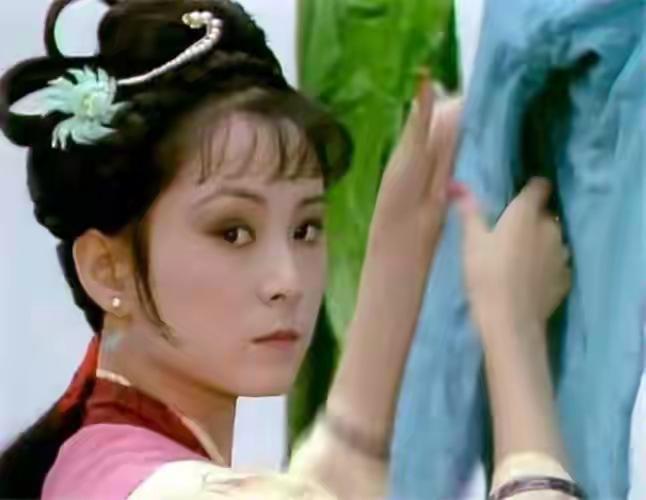 难怪晴雯会被王夫人挫骨扬灰，看她生前泄露了什么秘密？晴雯临死前对小丫头说