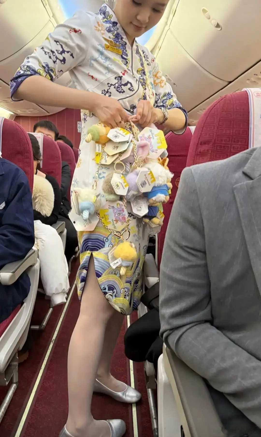 空姐说她身上的30块，贵不贵？