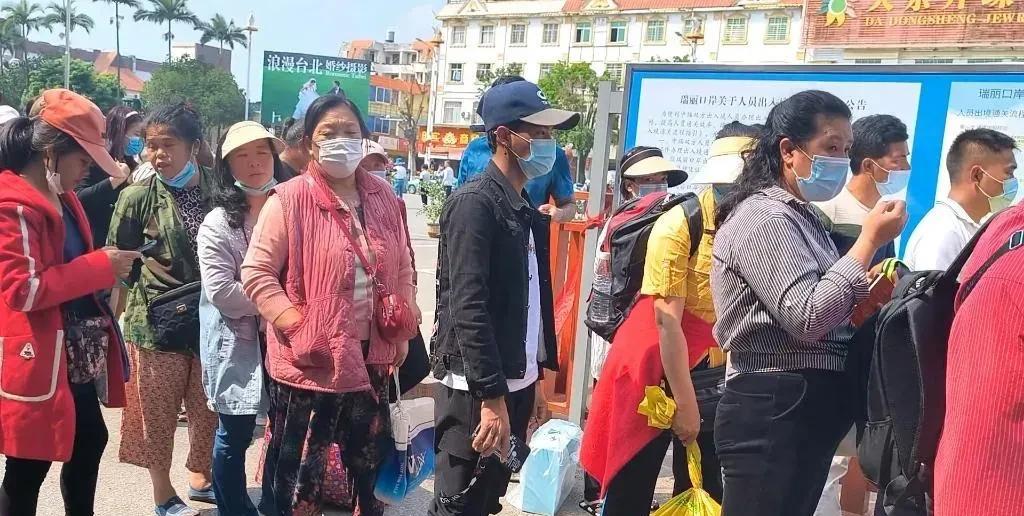 据说缅甸现在有超过35万人在云南打工，不过35万人其实也不算多。缅甸内战不断，国