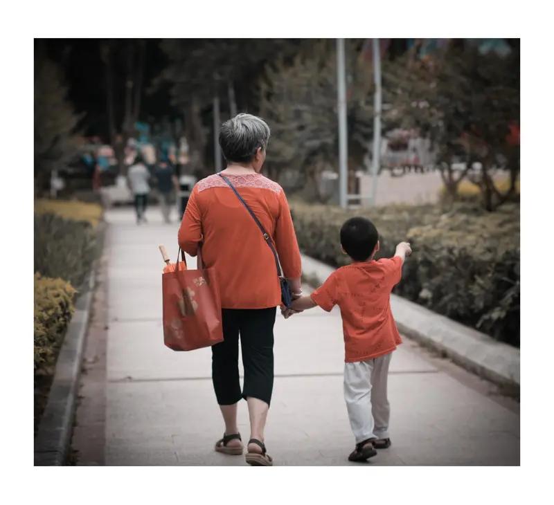 一句流传千年的古训，正遭遇现代社会的无情拷问。“养儿防老”的观念植根于农业社会的