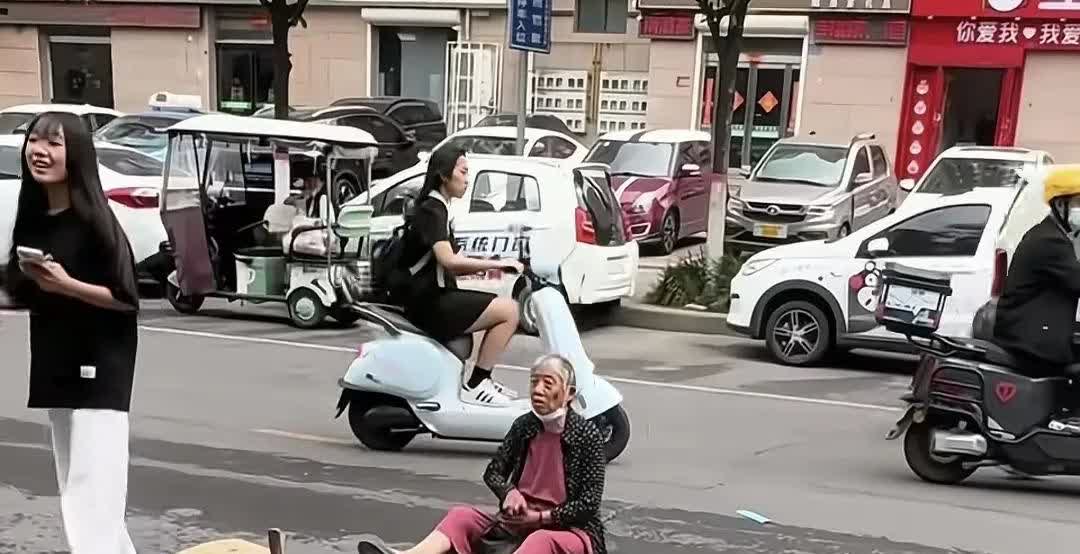 一名老太太出车祸，看样子头脑清晰，跟路边的人说，借一下手机，给自己的孩子打个电话