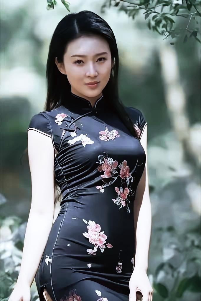 优雅黑旗袍，花间仙子美如画