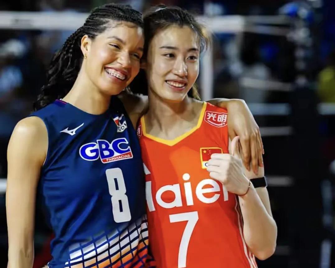 中国女排在世锦赛小组赛收官战3-0完胜多米尼加女排，将她们“推给”了巴西女排，赛