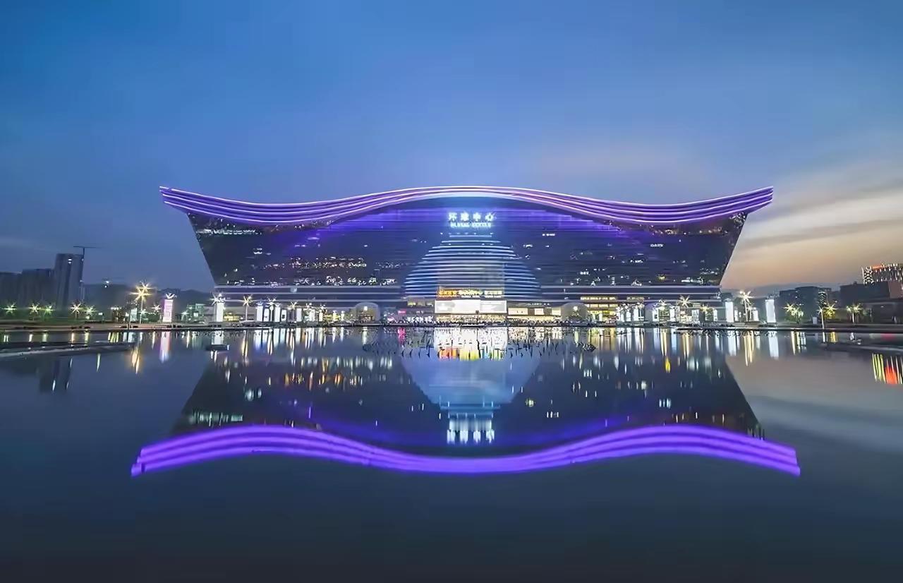 以前成都主打休闲旅游之都，重庆是工业重镇，西安则凭借十三朝古都底蕴深耕历史文化旅