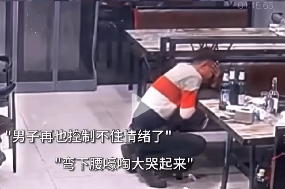 破防了！一男子生意失败破产，妻子跟他提出离婚，办完离婚后第二天，男子带着儿子打算
