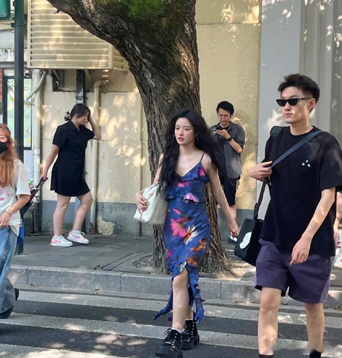 徐若晗，现实中的她清新脱俗，路人镜头下亦显纯净之美。虽非一眼惊艳，却越品越耐看。