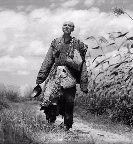 1888年，一个乞丐讨饭28年，终于攒下了235亩田，3800吊钱，他接着盖了一