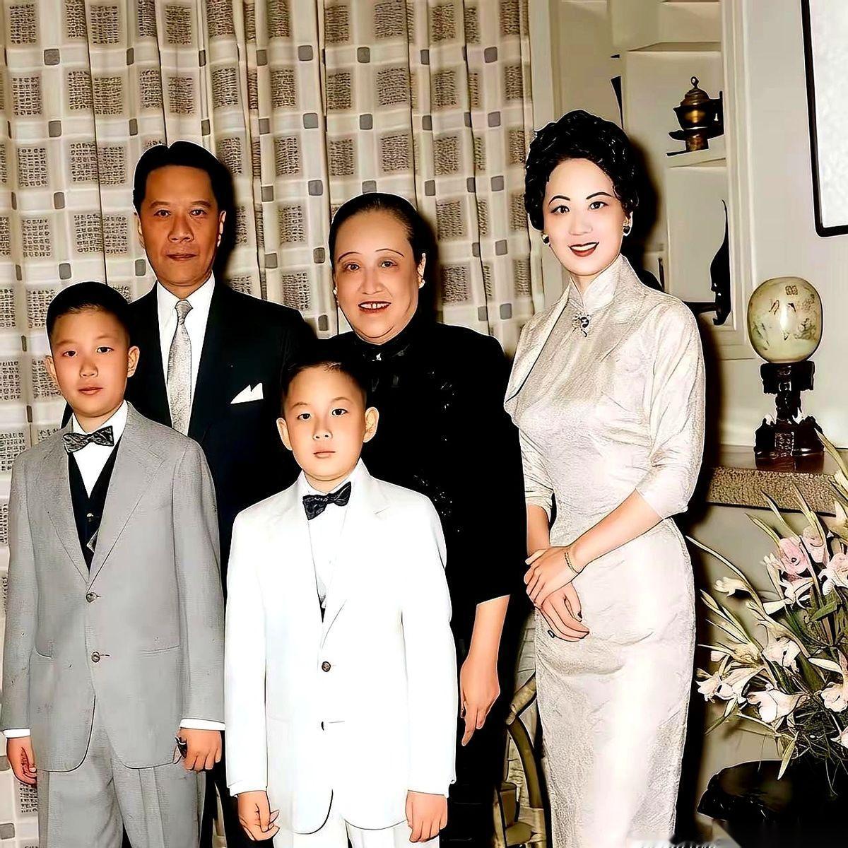 人家吃的蛋糕，是坐飞机从法国运来的。同一片天空下，城外头的老百姓，正把最后一点