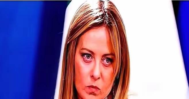 意大利女总理，梅洛尼，昨天当着全欧洲的面，直接把天给捅破了。​她说，千万别跟美