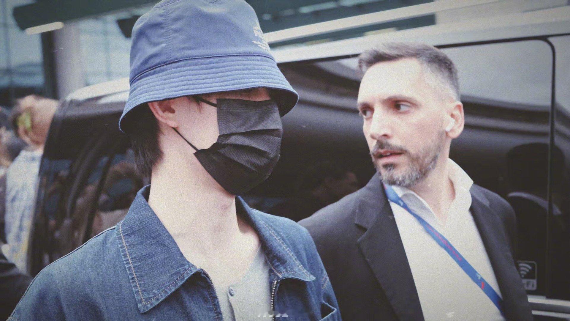 差点就看到苏新皓的脸了这是什么神仙操作！没见到脸却被穿搭帅到尖叫，Prada渔