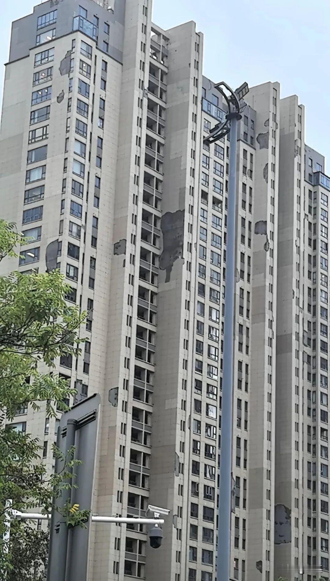 这房子才建好几年外墙就脱落了！中国房子质量最差的就是2015到2022期