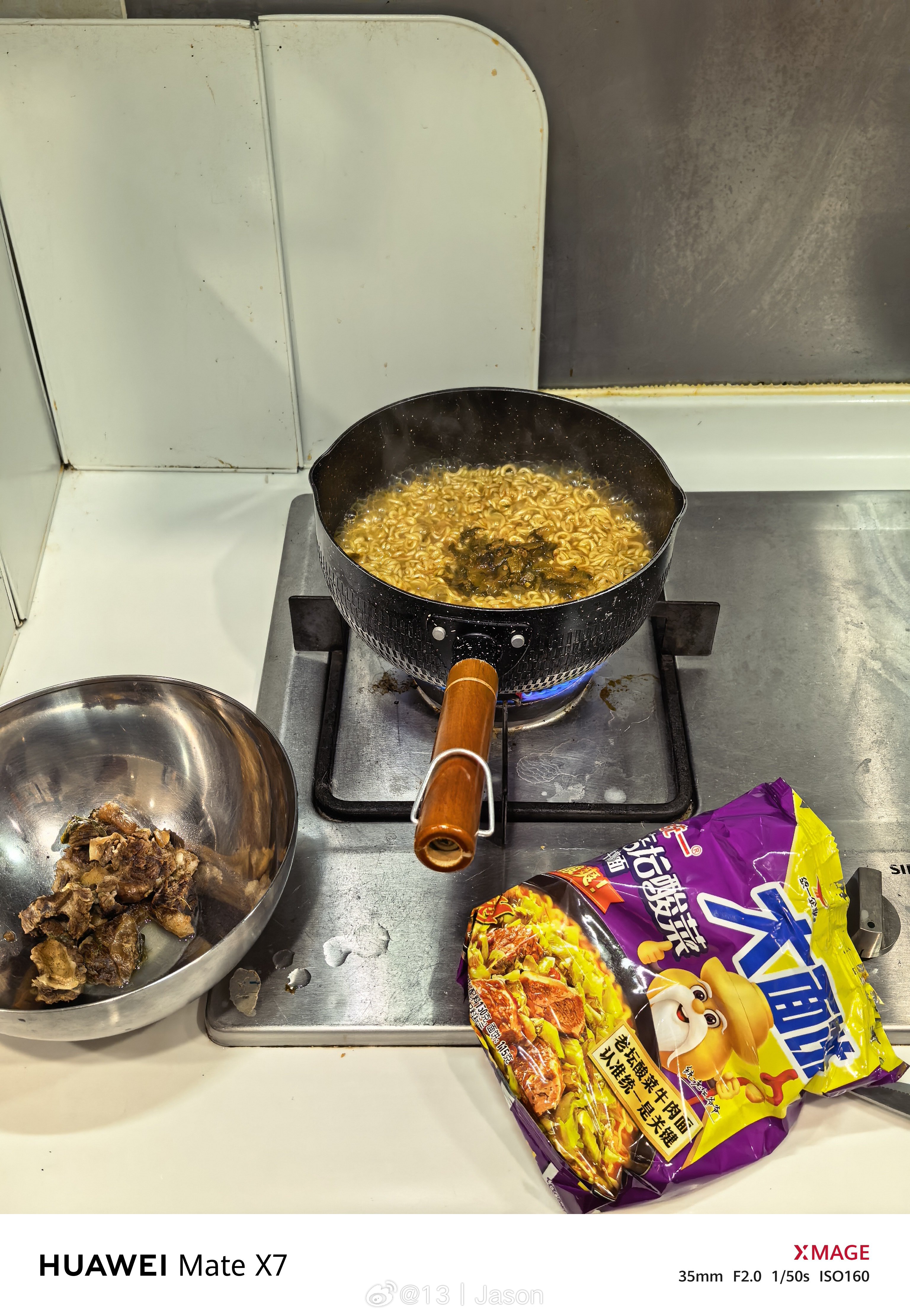 周五了，拼好饭。老坛酸菜牛肉面，真得放牛肉。提前订好了得闲先烧的烧鸟。还有老妈煲