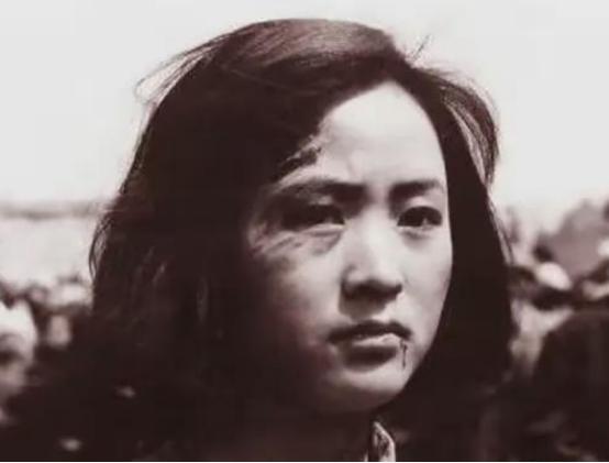 1944年，河北平谷。女侦察员刘杰英被日军活埋，在敌人走后，村民们都围了上来，忽