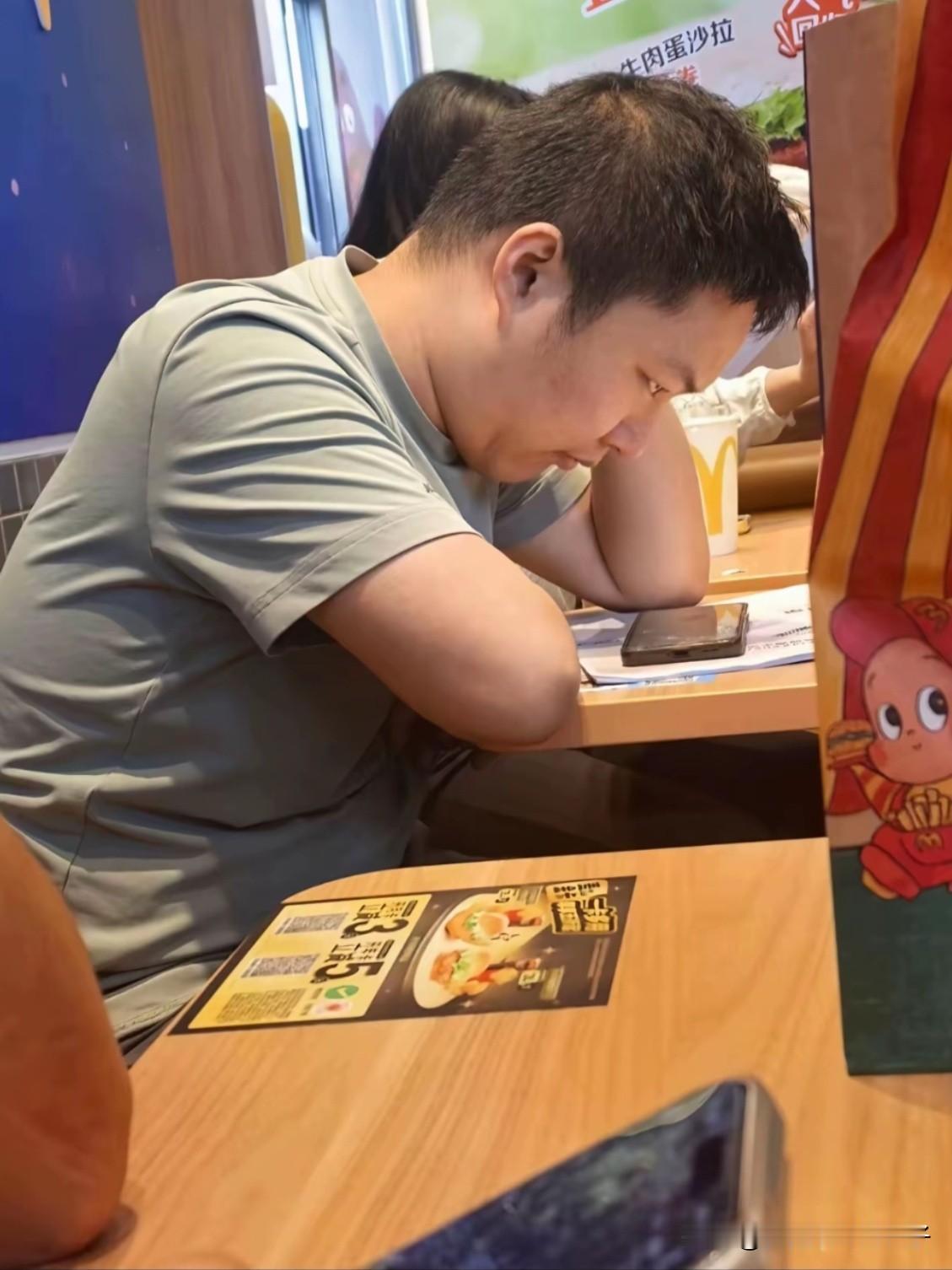 难怪杀哥的室友那么害怕，回寝室就赶紧分零食给杀哥，原来杀哥知道他的视频在网上爆火