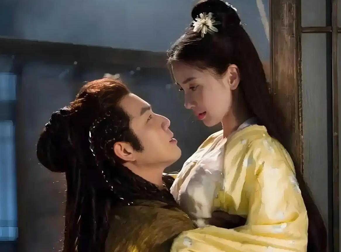 公元535年，高欢外出征战，14岁的长子高澄趁夜色，摸进庶母郑大车的房间，对方已