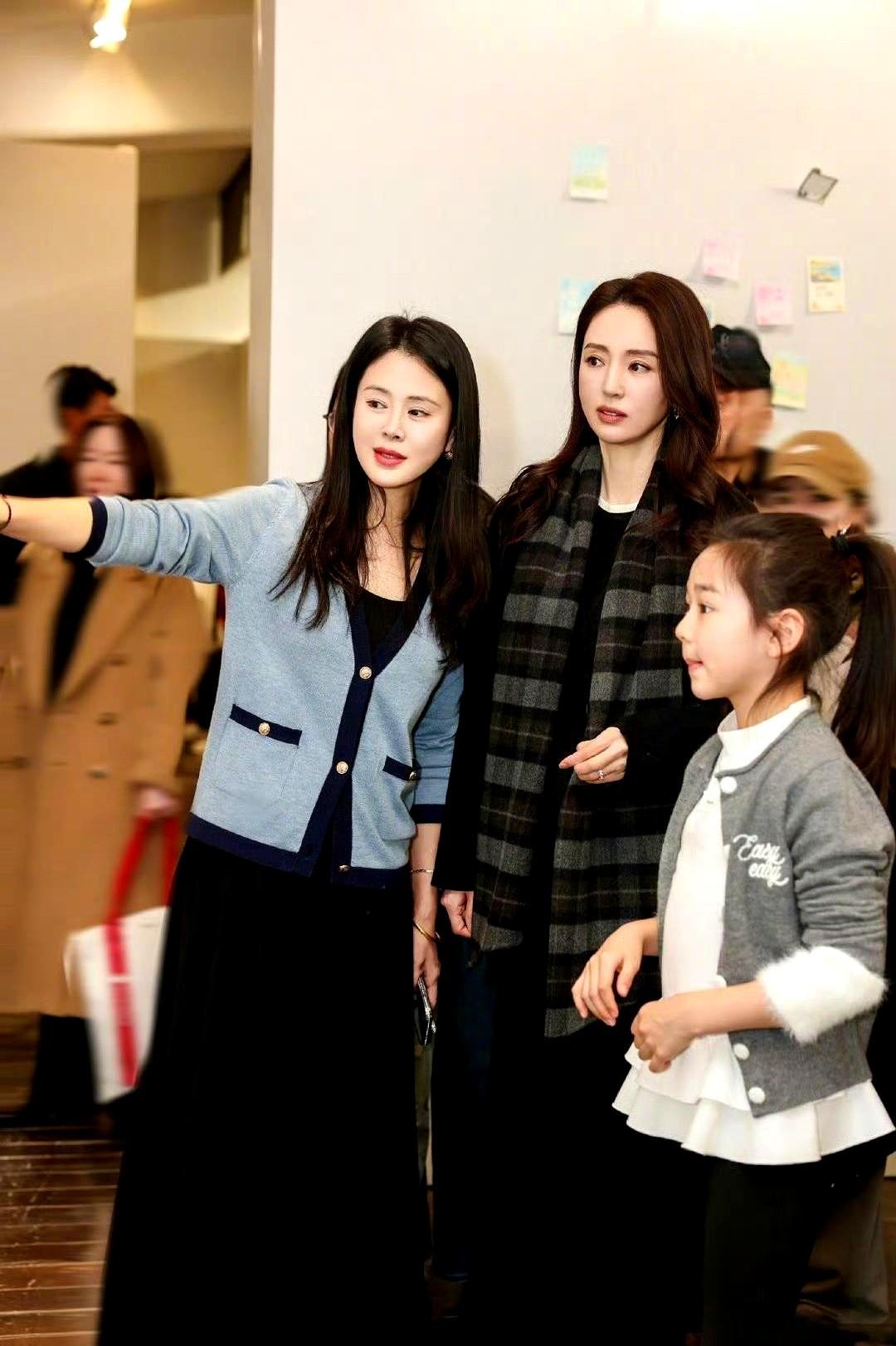 娱乐圈的闺蜜情，好多都经不起扒。董璇最近跑去给干女儿站台，就是关悦和佟大为女