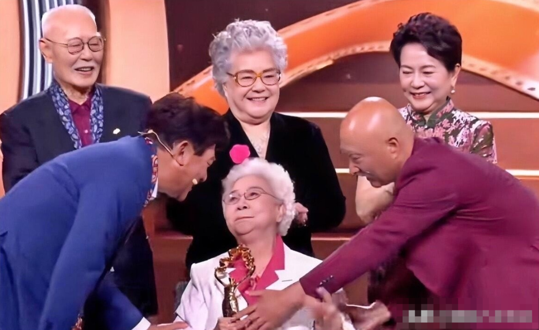 这几位都是老戏骨了，能全部认出的那就是超级影迷。我只认出了朱时茂和坐着的这一位老