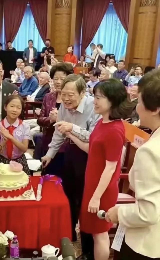 102岁的杨振宁给48岁的妻子过生日，翁帆身穿红裙子，扮相绝美，杨振宁气色很好，
