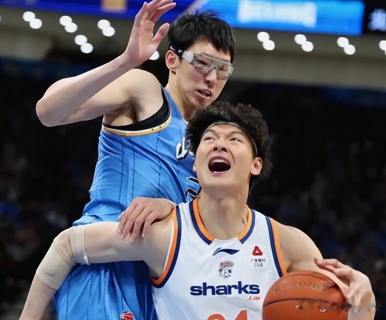 今晚5.17上海vs北京谁能赢？上海可能赢，比分96-89，大比分2-0