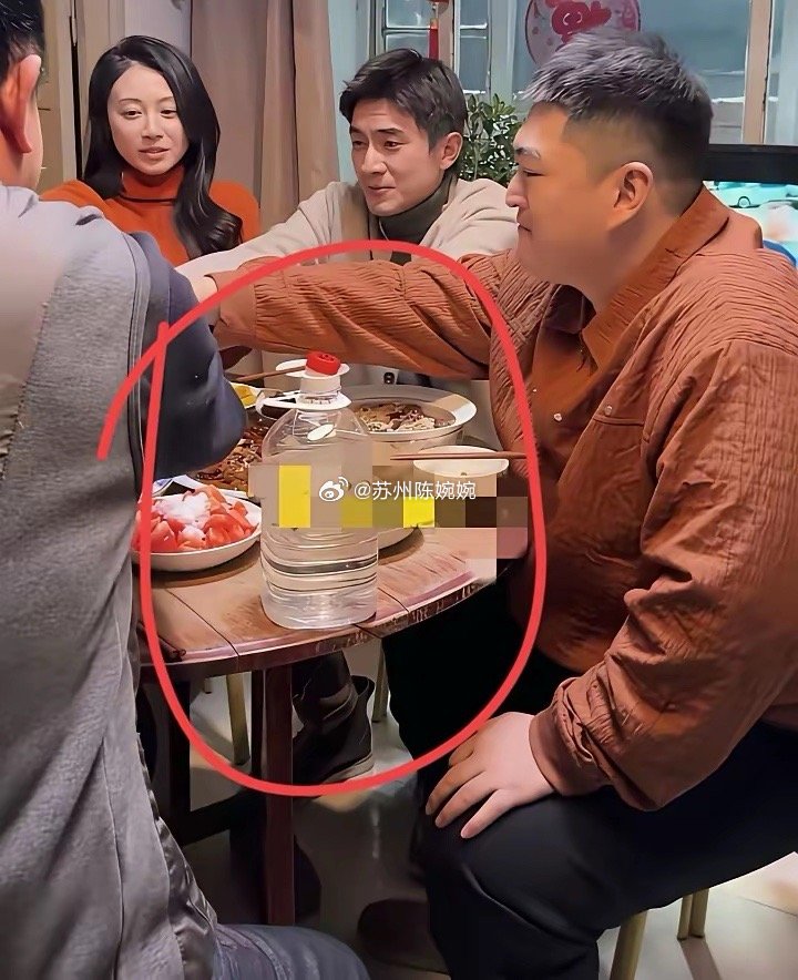 这个属实厉害了，赵本山的儿子赵大牛请林更新吃饭，有没有眼尖的大神能看出来这个是什