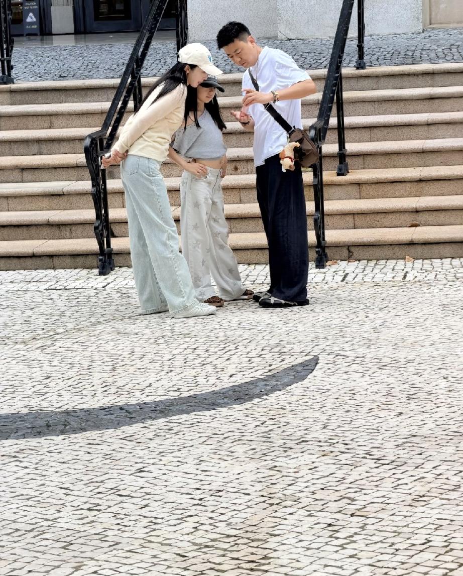 7月22日，董璇与小酒窝在澳门街头被偶遇，小酒窝穿着露脐装，侧面看小腹有点隆起，