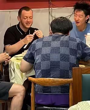球品人品双一流！吴宜泽真是个有情有义的小帅哥。看到这个画面瞬间让觉得