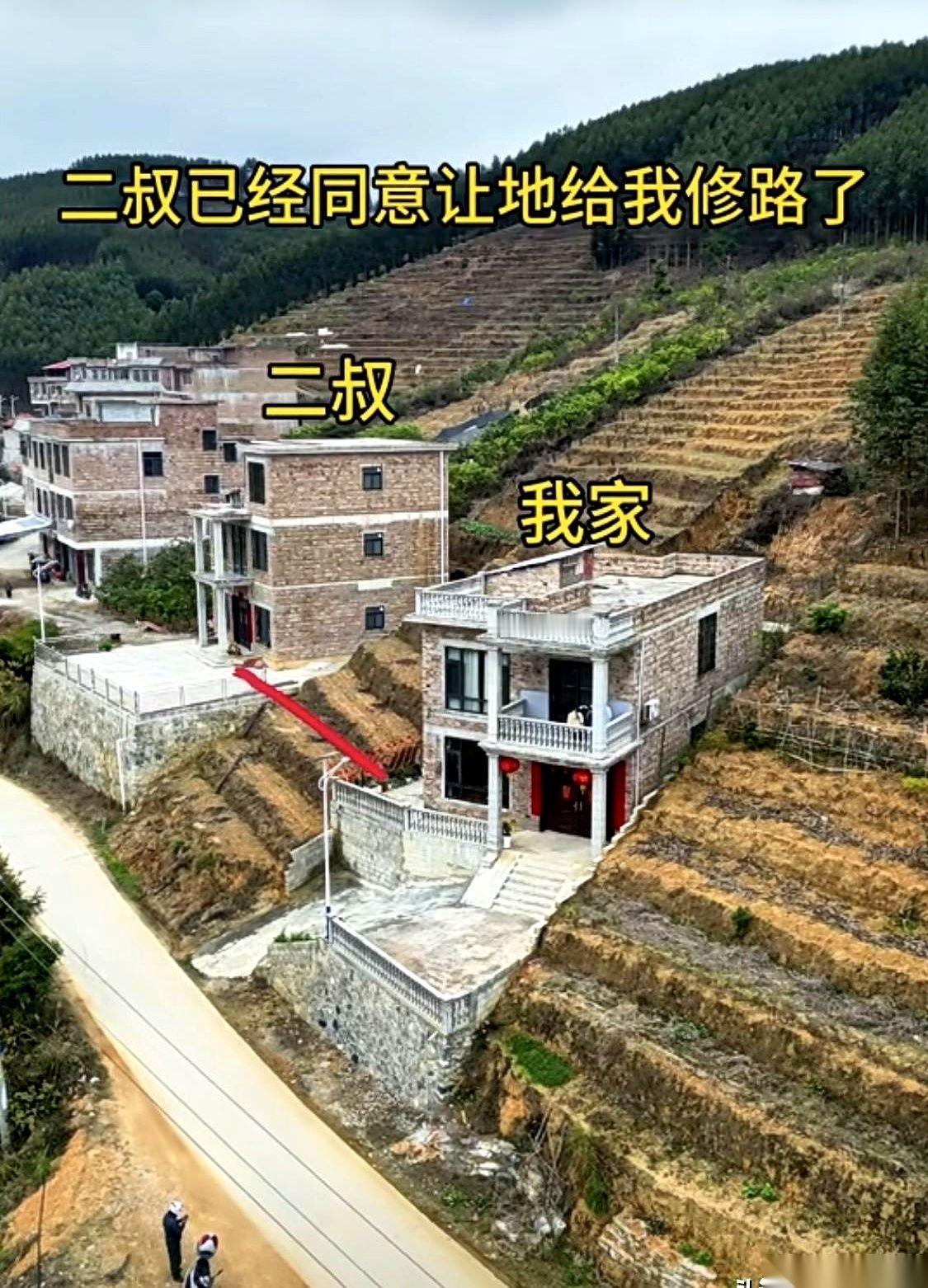 我二叔都点头了，地你用！几步路就能到家门口的事儿。结果我爸，我亲爸，梗着脖子说