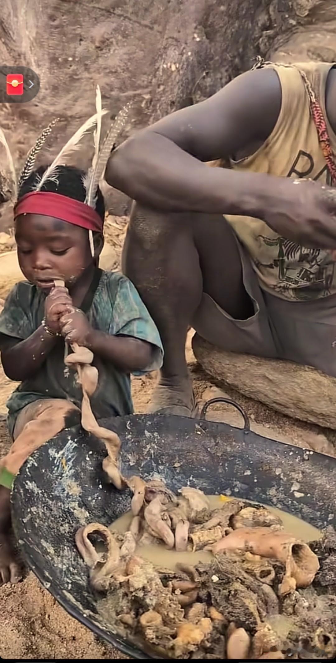 真正原生态。看上去他们吃的香、睡得香，不过，眼前这一口，怕不是每个人都能吃得下！