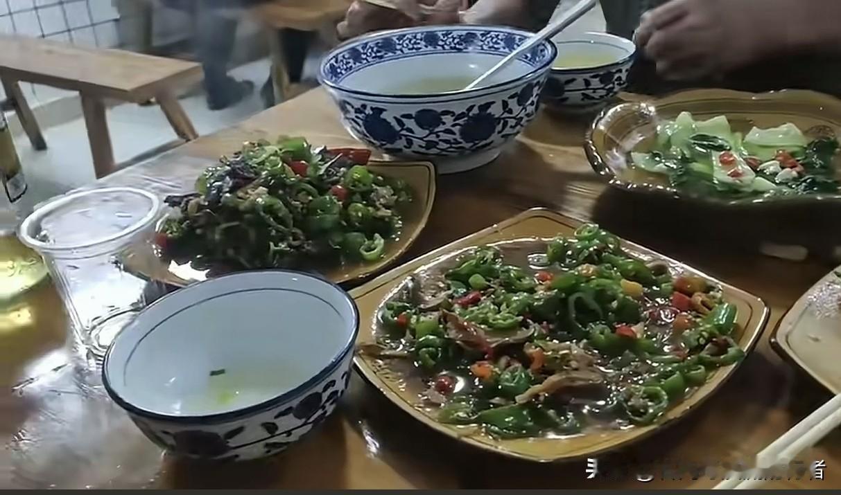 4个人4菜一汤，白酒啤酒管够结账103块！这顿饭廉价吗？四个人下馆子，
