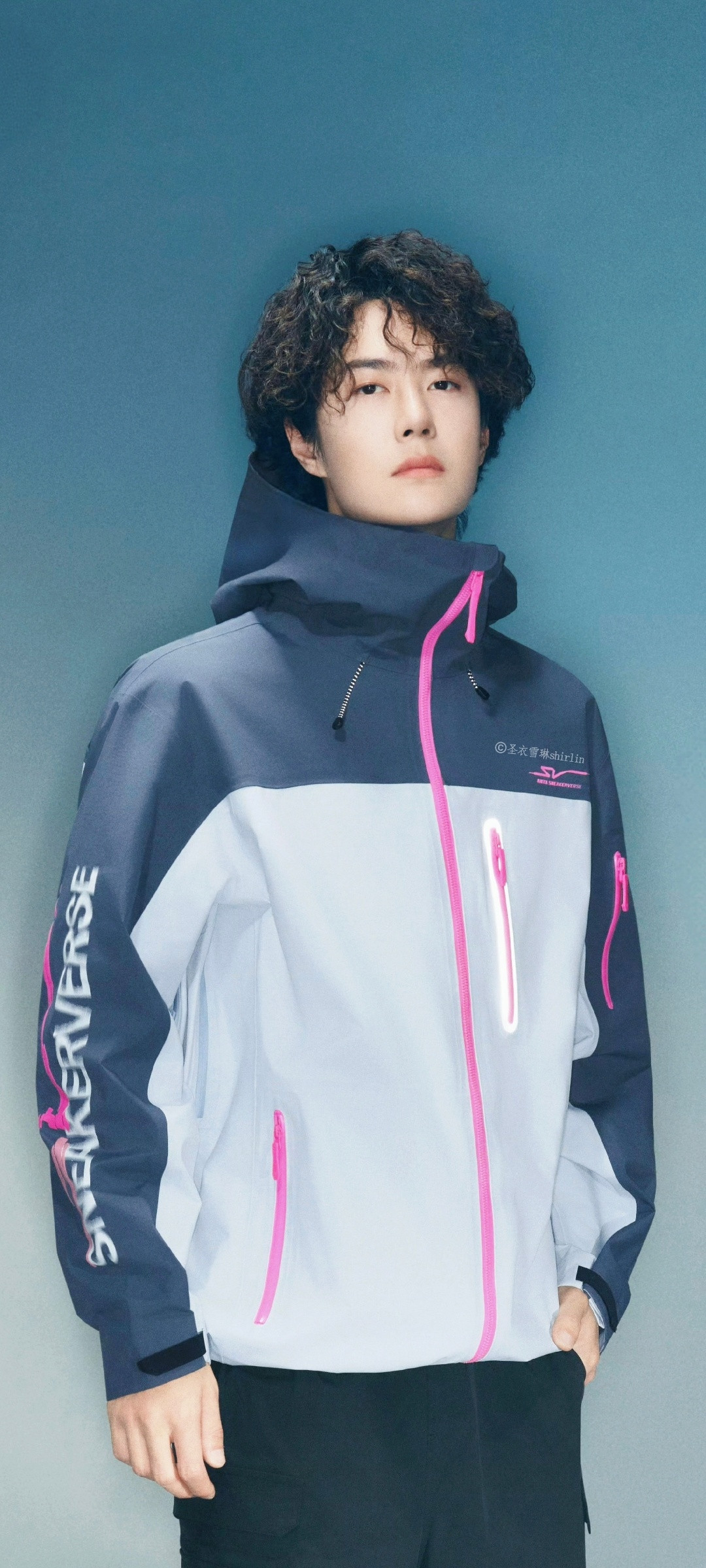 王一博深情歌唱无名王一博新图，卷毛修勾帅出新高度