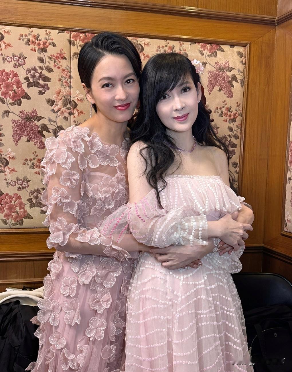 这真是好一波回忆杀呀。周慧敏、梁咏琪、梁家辉都参加了本次的春晚。梁家辉周慧