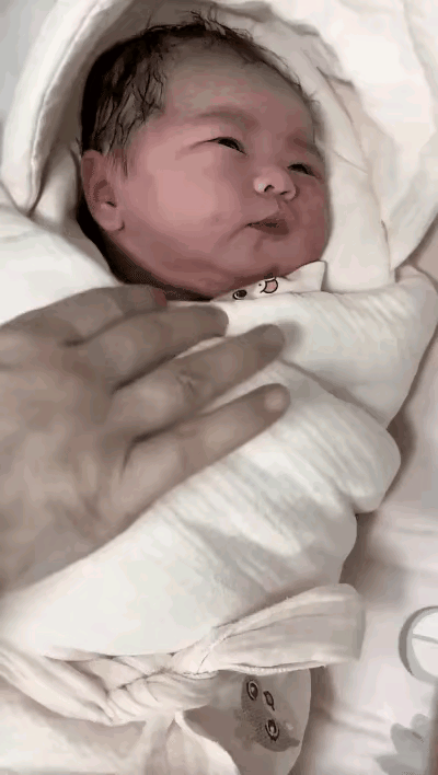 新生儿落地不哭还展露笑容，这乖巧模样太治愈哎呀妈呀！这小崽子刚从娘胎里蹦出