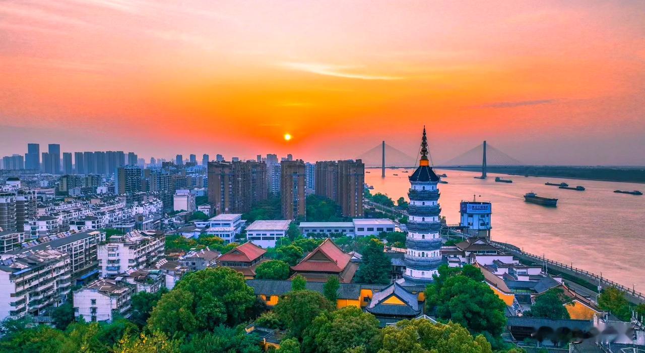 安庆，此地宜城——长江沿岸城市，素有“万里长江此封喉，吴楚分疆第一州”的美称。