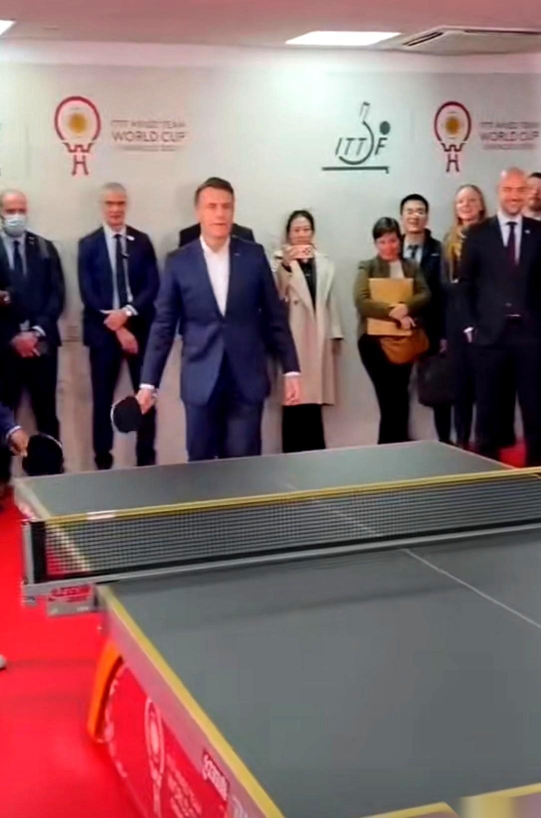 真的，有些事儿你不得不服。在自己国家，出门被人嘘，被人扔东西。到了咱们这儿，