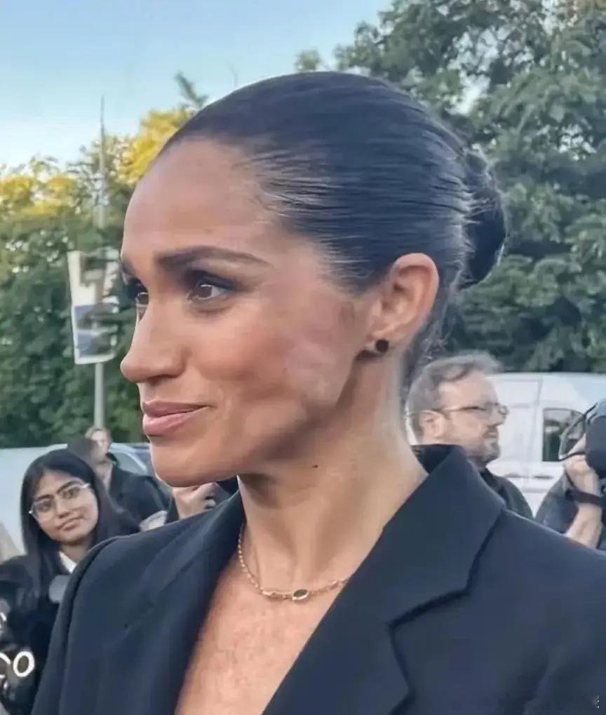 梅根回到英国引起了英国黑人民族的欢呼，他们在接受采访时称梅根很勇敢。将不要脸说成