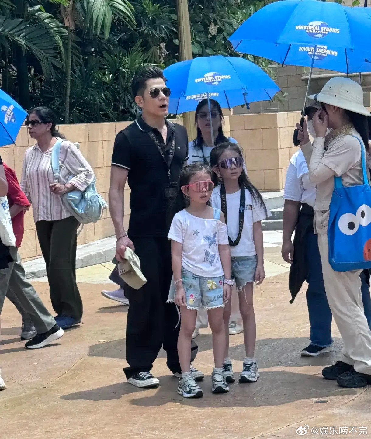 61岁郭富城带两个女儿到游乐园玩，岳父亲自为他撑遮阳伞，可见他在岳父心里的地位有