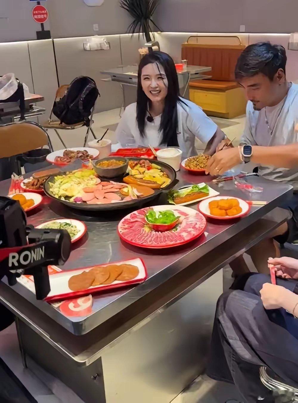 何洁与丈夫刁磊现身贵阳某餐厅吃饭，当天，她打扮清新自然，披着长发，穿着白衬衫，皮