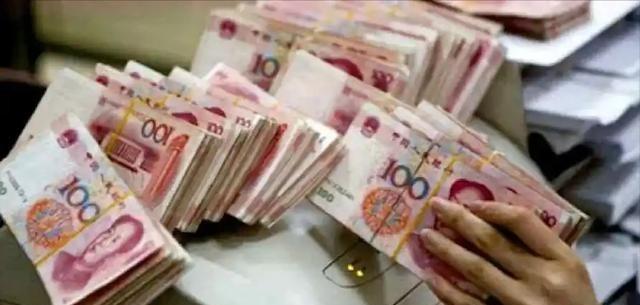 为什么要刺激穷人消费，而不是刺激富人消费？因为说白了，富人赚钱容易花钱难，而只有