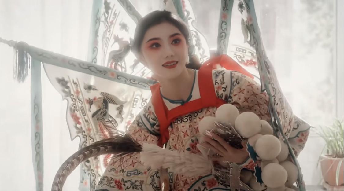 刘红兵疲惫的回到家里，看到忆秦娥穿着戏服逗儿子，忆秦娥站在光里面，温柔的和他说话