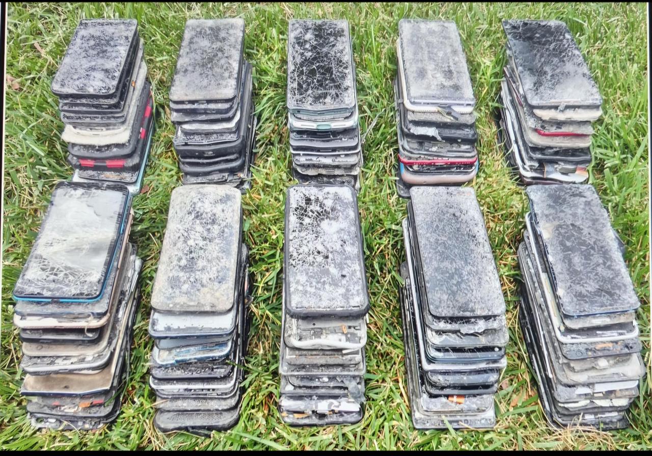 有个人在美国俄亥俄州哥伦布市走路走了七年，把在路上捡到的所有坏手机都收集了起来，