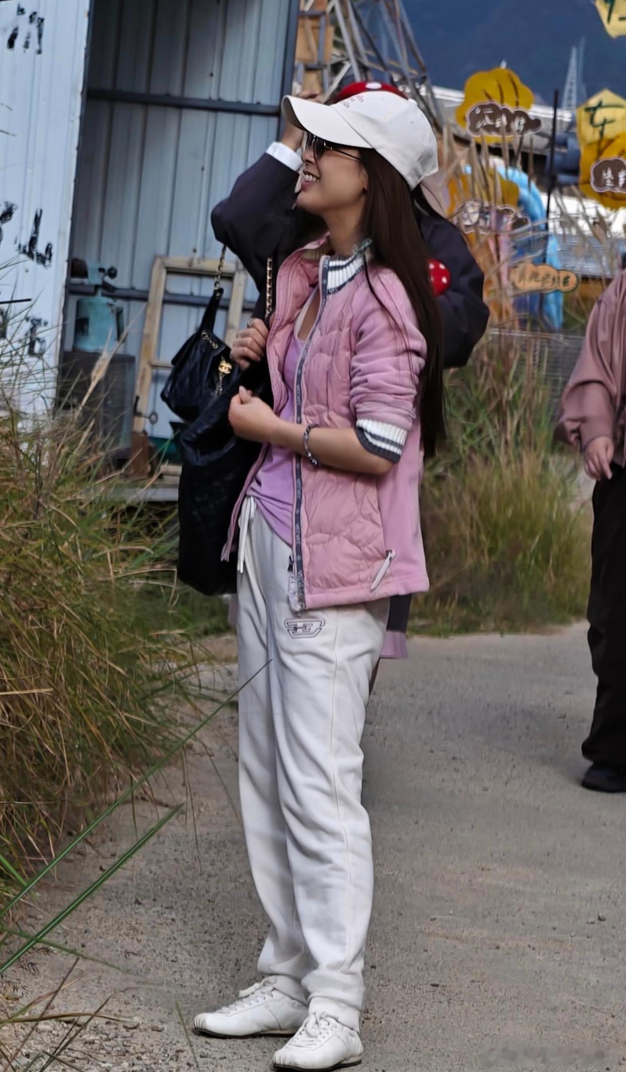 网友在丽江偶遇黄圣依，本人又白又瘦脸又小，五官清秀很上镜，笑起来很甜不像40多岁